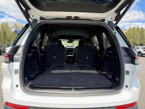 Bright White Clearcoat 2023 Jeep Grand Cherokee L Laredo