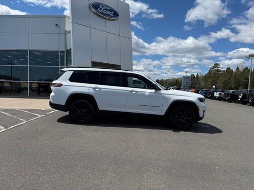 Bright White Clearcoat 2023 Jeep Grand Cherokee L Laredo