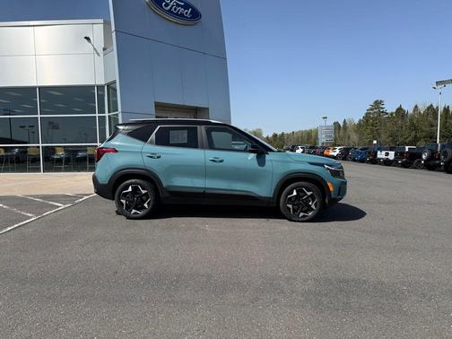 Blue / Black 2025 Kia Seltos S