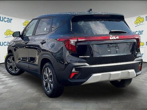 Black 2024 Kia Seltos LX
