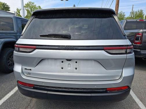 Silver 2023 Jeep Grand Cherokee Altitude