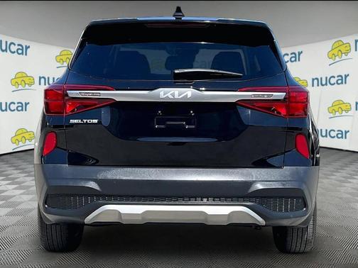 Black 2023 Kia Seltos LX
