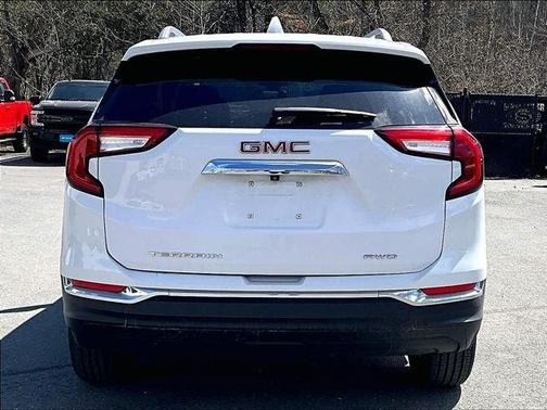 White 2024 GMC Terrain SLT