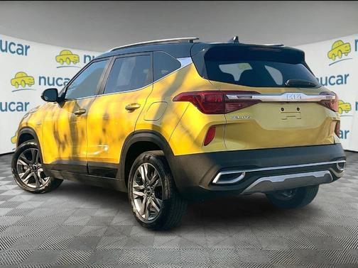 Starbright Yellow / Black Roof 2023 Kia Seltos S