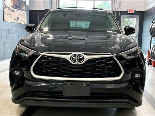 Black 2023 Toyota Highlander XLE