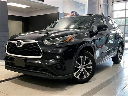 Black 2023 Toyota Highlander XLE