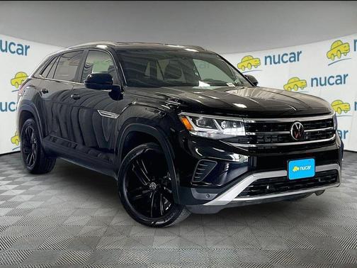 Deep Black Pearl Effect 2023 Volkswagen Atlas Cross Sport 3.6L V6 SE w/Technology