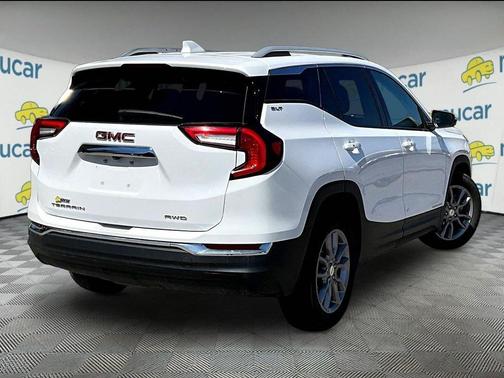 White 2024 GMC Terrain SLT