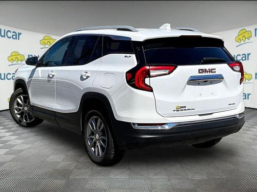 White 2024 GMC Terrain SLT
