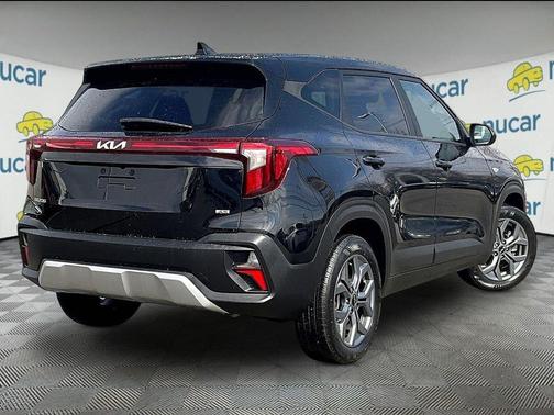 Black 2024 Kia Seltos LX