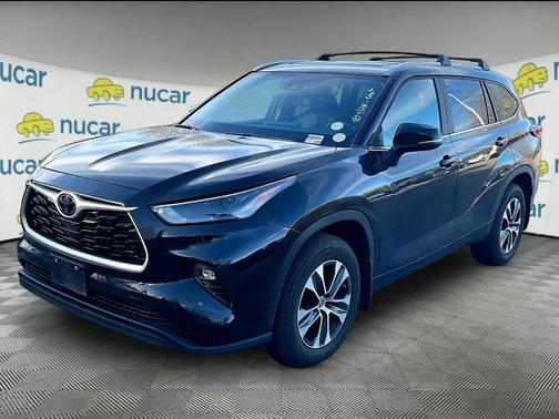 Black 2023 Toyota Highlander XLE