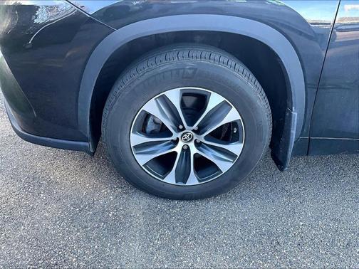 Black 2023 Toyota Highlander XLE