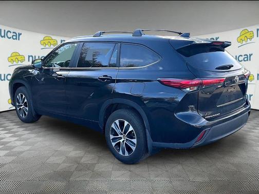 Black 2023 Toyota Highlander XLE