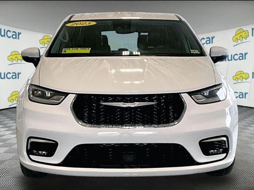 White 2023 Chrysler Pacifica Touring-L