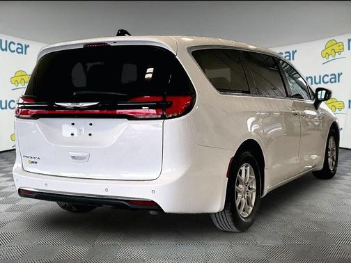 White 2023 Chrysler Pacifica Touring-L