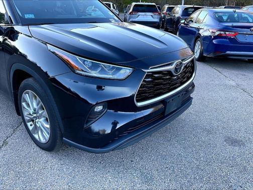 Black 2021 Toyota Highlander Limited