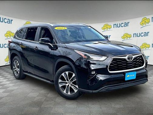 Black 2023 Toyota Highlander XLE