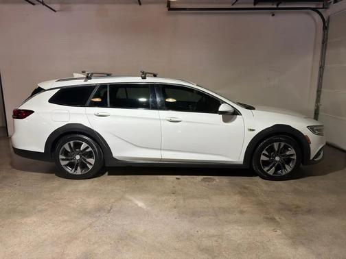 Summit White 2018 Buick Regal TourX Essence