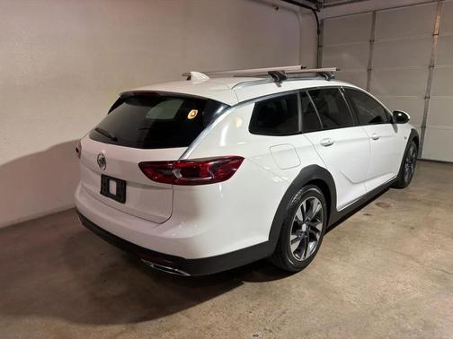 Summit White 2018 Buick Regal TourX Essence