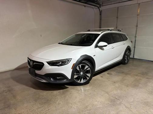 Summit White 2018 Buick Regal TourX Essence