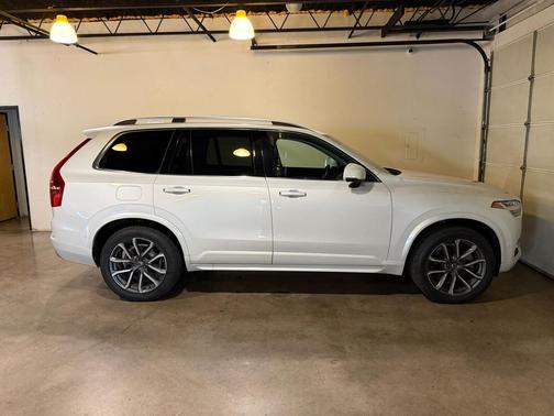 2017 Volvo XC90 T6 Momentum