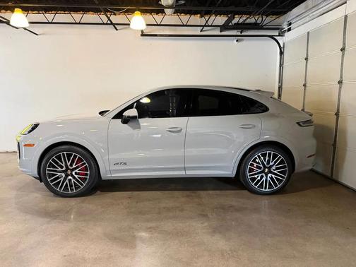2025 Porsche Cayenne GTS