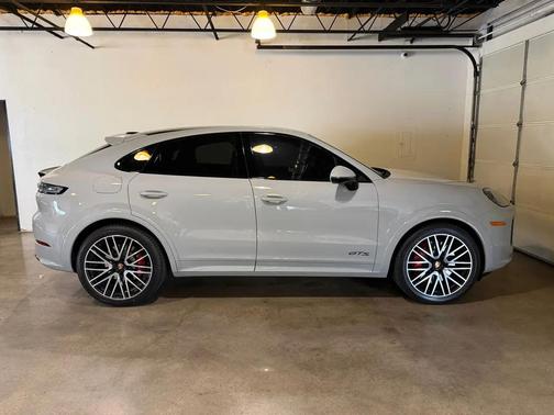 2025 Porsche Cayenne GTS
