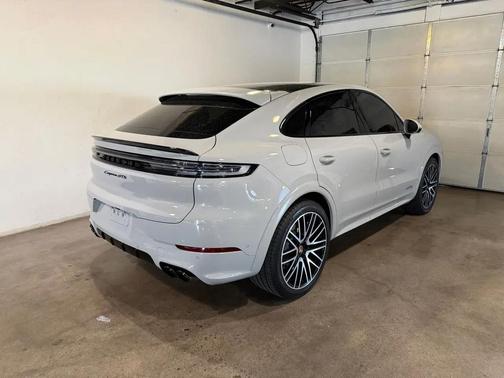 2025 Porsche Cayenne GTS