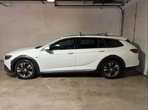 White 2018 Buick Regal TourX Essence