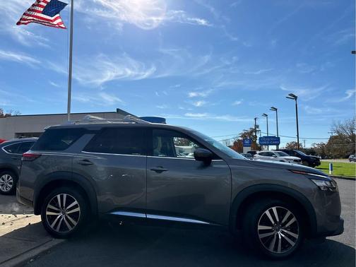 2023 Nissan Pathfinder Platinum 4WD