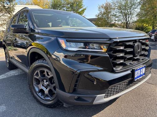 Crystal Black Pearl 2024 Honda Pilot TrailSport