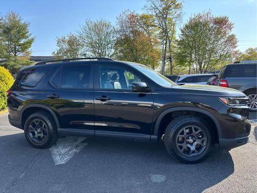 Crystal Black Pearl 2024 Honda Pilot TrailSport
