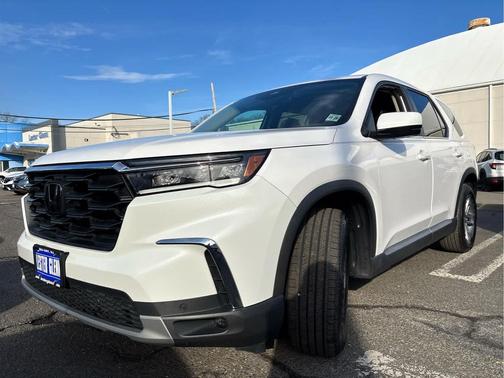 Platinum White Pearl 2023 Honda Pilot AWD EX-L 8 Passenger