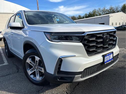 Platinum White Pearl 2023 Honda Pilot AWD EX-L 8 Passenger