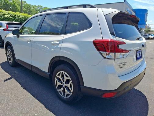 Crystal White Pearl 2023 Subaru Forester Premium
