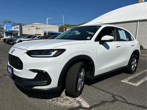 Platinum White Pearl 2024 Honda HR-V LX