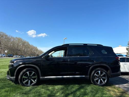 Crystal Black Pearl 2023 Honda Pilot Touring 8-Passenger