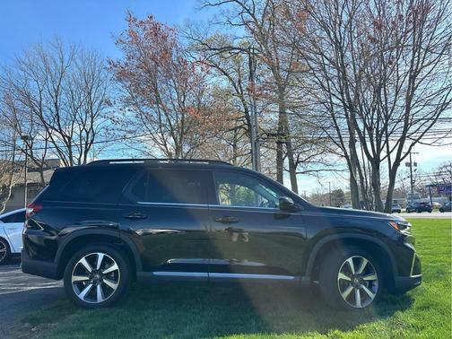 Crystal Black Pearl 2023 Honda Pilot Touring 8-Passenger