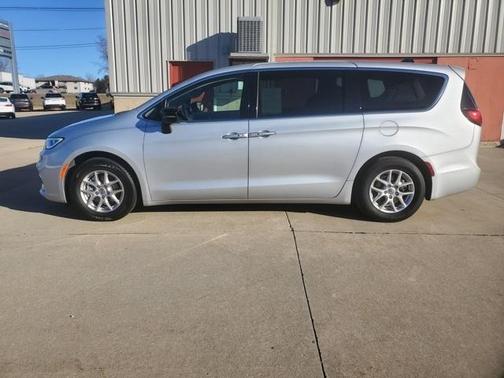 2024 Chrysler Pacifica Touring-L