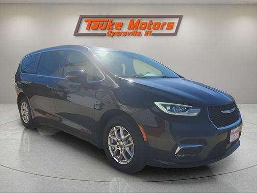 Brilliant Black Crystal Pearlcoat 2023 Chrysler Pacifica Touring-L