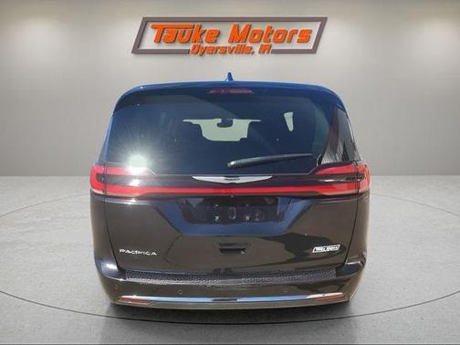 Brilliant Black Crystal Pearlcoat 2023 Chrysler Pacifica Touring-L