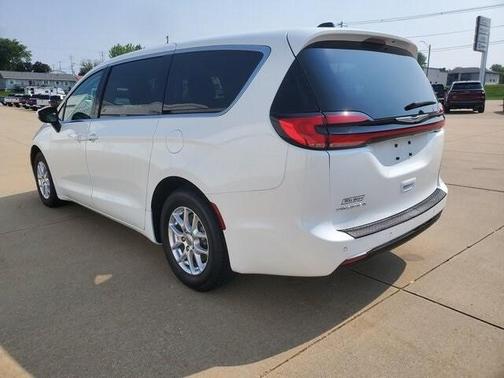 2023 Chrysler Pacifica Touring-L
