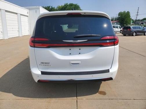 2023 Chrysler Pacifica Touring-L
