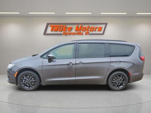 Granite Crystal Clearcoat Metallic 2020 Chrysler Pacifica Launch Edition