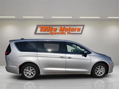 2023 Chrysler Pacifica Touring-L