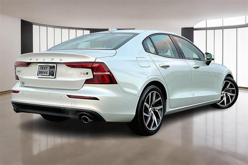 2020 Volvo S60 T6 Momentum