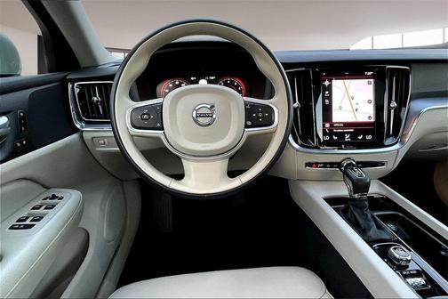 2020 Volvo S60 T6 Momentum