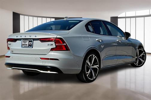 2024 Volvo S60 B5 Plus Dark Theme