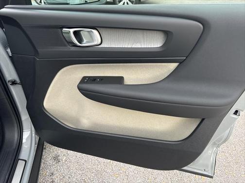 2025 Volvo XC40 Plus Bright Theme