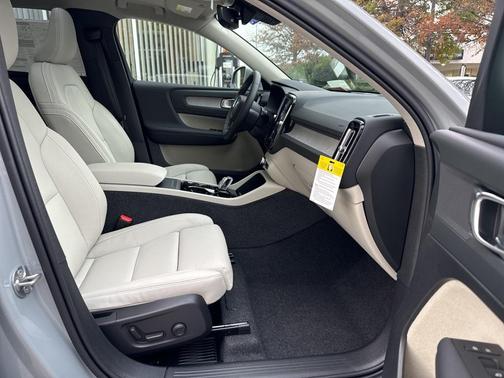 2025 Volvo XC40 Plus Bright Theme